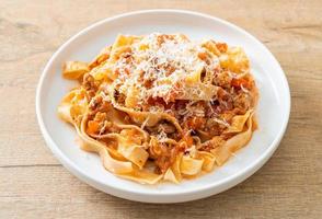 pâtes faites maison fettuccine bolognaise au fromage photo