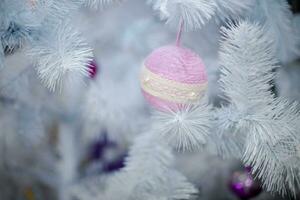 blanc artificiel épicéa avec violet Noël des balles. photo