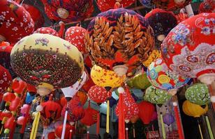 lanternes festives dans la ville de hanoi, vietnam. photo