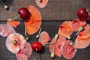 pétales de pavot et cerises photo