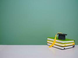 l'obtention du diplôme chapeau sur empiler relié livre, copie espace pour texte, retour à école, éducation concept photo