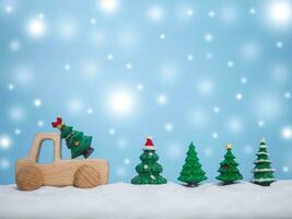 en bois jouet voiture et Noël arbre avec brillant lumière pour Noël et Nouveau année vacances arrière-plan, hiver saison, chute neige, copie espace pour Noël et Nouveau année vacances salutation carte. photo