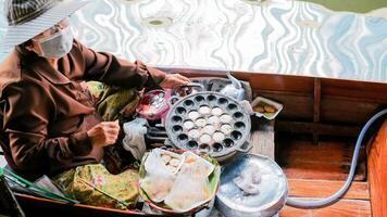 Ratchaburi ville, rb, 2022 - les vendeurs vente thaïlandais desserts sur bateaux, ancien Voyage destination de Thaïlande damnoen Saduak flattage marché, Ratchaburi Thaïlande. photo