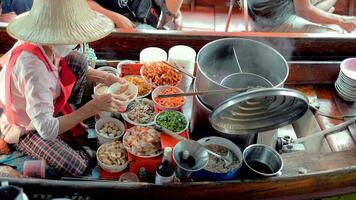 Ratchaburi ville, rb, 2022 - les vendeurs vente thaïlandais nouille sur bateaux, ancien Voyage destination de Thaïlande damnoen Saduak flattage marché, Ratchaburi Thaïlande. photo