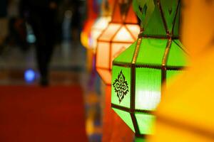 fermer coloré thaïlandais lanna style lanternes à pendaison et tour sur lumière à nuit. photo