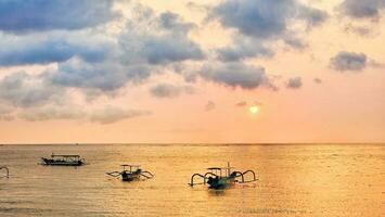 pêche bateaux dans le mer à coucher de soleil, Bali, Indonésie photo