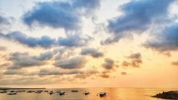 pêche bateaux dans le mer à le coucher du soleil. magnifique ciel avec des nuages. photo