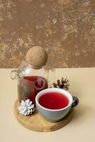 tasse et verre théière avec canneberge thé avec neigeux cônes. chaud boisson encore la vie photo