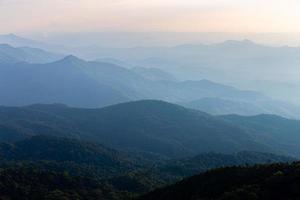 scène naturelle de la chaîne de montagnes bleu brumeux de la forêt tropicale humide. photo