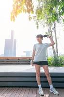 femme qui court en plein air pour faire de l'exercice dans la ville photo