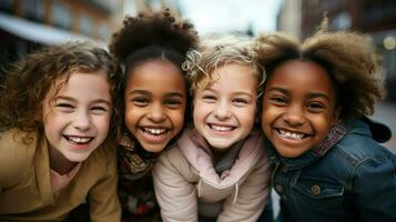 groupes de diverse les enfants en riant et étreindre chaque autre représenter enfance amitiés et joie.. génératif ai photo