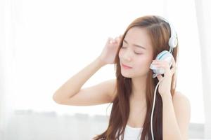 jeune femme asiatique aime écouter de la musique avec un casque. photo