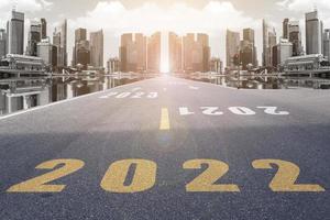 symbole 2022 numéros dans la rue menant aux gratte-ciel de la ville. photo