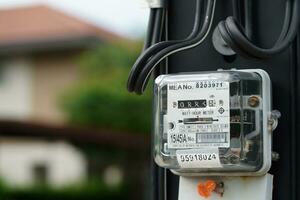 compteur de puissance de mesure électrique pour le coût de l'énergie à la maison et au bureau. photo