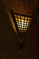 lampe avec abat-jour en rotin photo