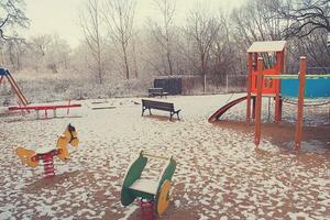 hiver terrain de jeux pour les enfants couvert dans blanc neige photo