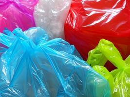 Plastique Sacs plein de des ordures photo