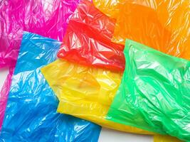 coloré Plastique Sacs sur blanc Contexte photo