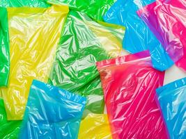 coloré Plastique Sacs sur blanc Contexte photo