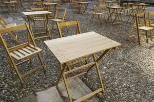 chaises en bois lors d'un concert photo