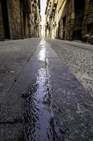 vieille rue de la ville humide photo