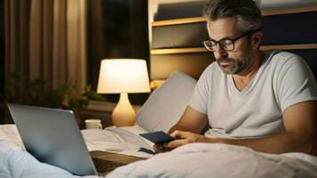 Masculin sommeiller désactivé, hochement de et roupillon tandis que en utilisant le sien portable dans chambre ai généré photo