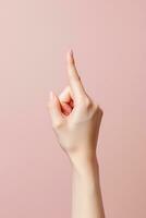 femme indice doigt montrer du doigt en haut dans retour de le main ai généré photo