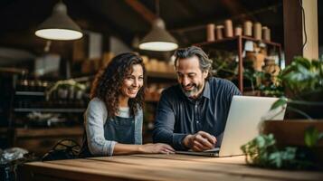 portrait de couple de menuisiers ou charpentiers discuter projet sur portable à atelier ai généré photo