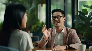 asiatique homme d'affaire portant lunettes, souriant et agitant à le sien collègue ai généré photo