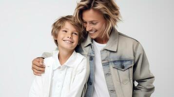 blond maman et sa peu garçon étreindre et souriant. génératif ai photo