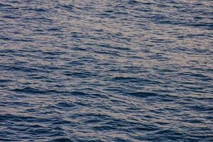 le océan est bleu et a petit vagues photo