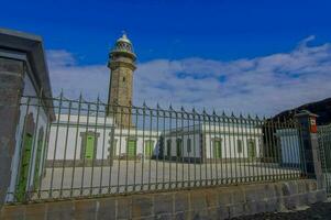 le phare est entouré par une clôture photo