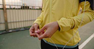 asie athlète dame exerce à l'aide de smartphone pour écouter de la musique. photo