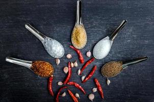 ingrédients et condiments sur le dessus de la table, ingrédients épicés thaïlandais. photo