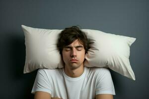fatigué homme couvrant oreilles avec oreiller dans lit. produire ai photo