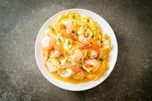 omelette crémeuse aux crevettes ou œufs brouillés et crevettes photo
