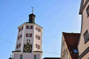 une l'horloge la tour dans le centre de une ville photo