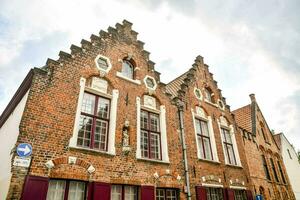 une rouge brique bâtiment avec les fenêtres photo