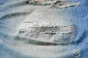 manque de jeans bleus et texture de jeans sur le plancher en bois photo