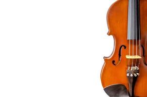 le violon sur la table, gros plan du violon sur la cheminée en bois photo