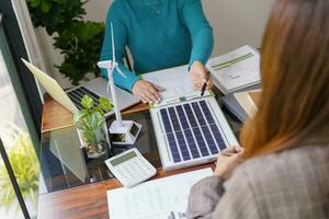 solaire panneaux vert énergie affaires gens travail dans vert éco F photo