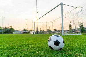 ballon de football sur le terrain de balle photo