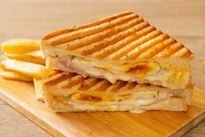 sandwich au jambon et fromage avec oeuf photo