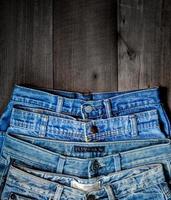 le jean bleu et le jean manquent de texture sur la table, les jeans se chevauchent. photo