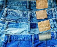 le jean bleu et le jean manquent de texture sur la table, les jeans se chevauchent. photo