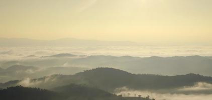 paysage de montagne avec nuages et brouillard, le brouillard sur la montagne. photo