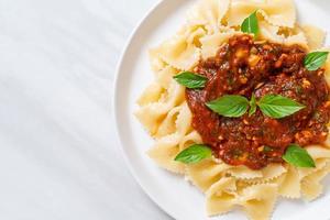 pâtes farfalle au basilic et à l'ail à la sauce tomate photo