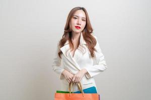 portrait belle femme asiatique tenant un sac à provisions photo