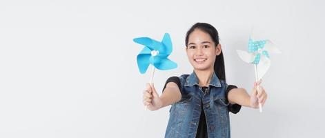 adolescente et jouets de moulin à vent en papier photo