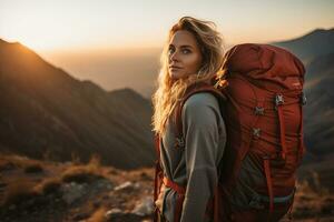 magnifique femme promeneur avec sac à dos randonnée dans le montagnes à le coucher du soleil ai généré photo